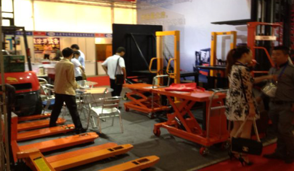 牛力參展產品：手動搬運車、內燃叉車等