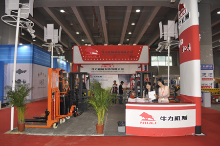 牛力機械展位_展品包括：內燃叉車，全電動搬運車，全電動升高車，手動搬運車，電子秤搬運車，腳輪等。