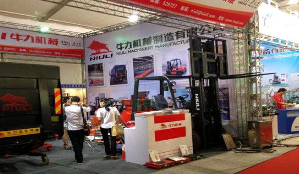牛力參展產品：堆高車、汽車升降尾板、電動搬運車等